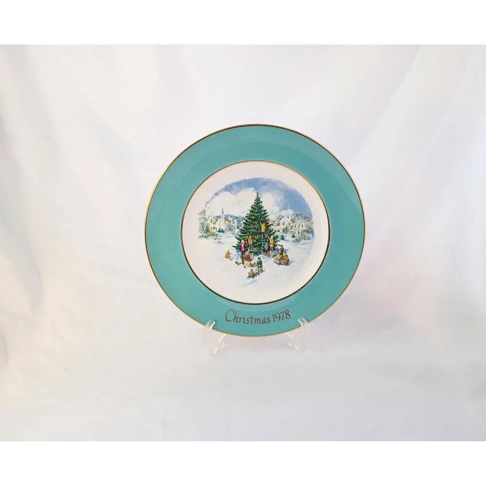 Trimming The Tree 1978 Avon Christmas Plate